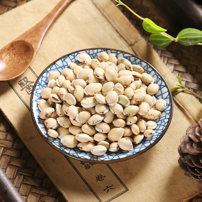 俯拍美食摄影:青白色粗瓷盘中盛放清炒无筋豆,豆荚段长约3cm,色泽鲜绿透亮,表面泛轻油光,零星点缀蒜末与红椒丝;背景虚化处可见一碗晶莹白米饭与竹制饭勺,整体构图简洁温馨,体现家常健康饮食场景 无筋豆家常烹饪成品图:清炒无筋豆配白米饭