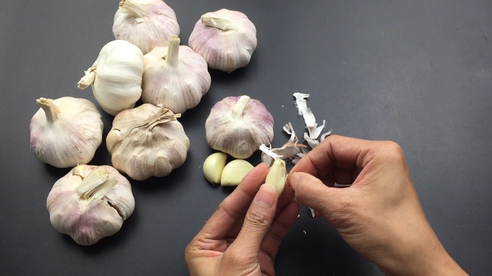 手工抽取蒜苔的操作步骤图