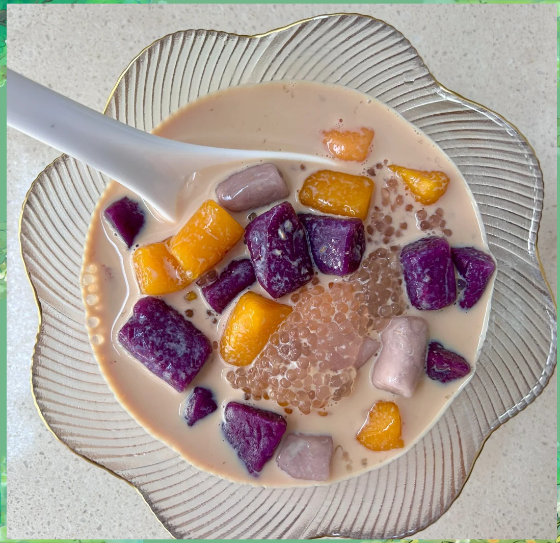 四宫格拼图:左上为四果汤中浮沉的晶莹芋圆与银耳;右上为椰奶冻杯剖面展示芋圆粒嵌于雪白冻体;左下为早餐碗中金黄芋圆与溏心蛋黄交融;右下为玻璃杯中芋圆与蓝莓酸奶冰棒半融状态 芋圆多场景应用拼图