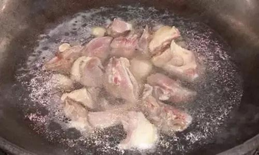 鸡腿肉翻炒过程