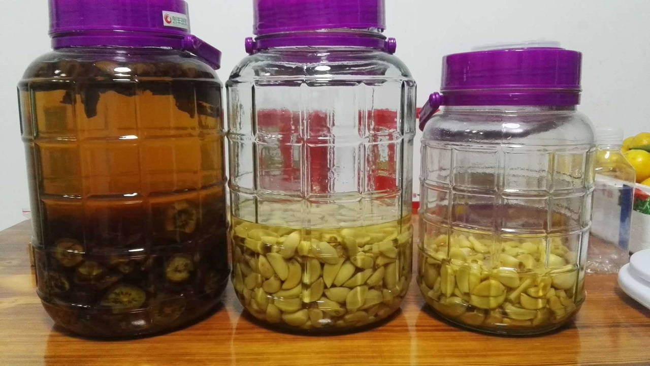 密封罐中腌制中的西兰花根特写