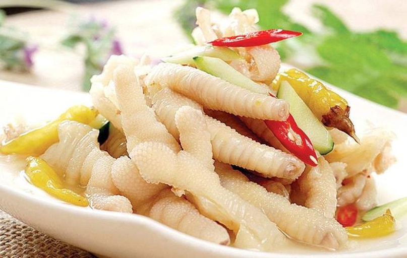 泡椒凤爪企业展厅内陈列的多样化产品矩阵