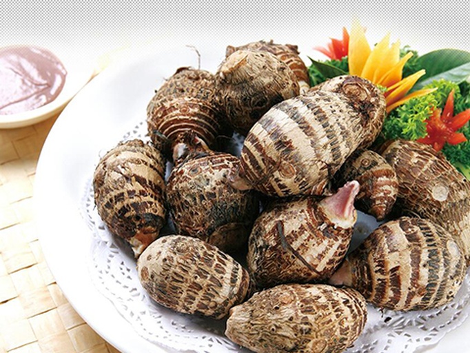 蒸芋头与绿叶蔬菜搭配的健康餐盘,色彩丰富,营养均衡 芋头与蔬菜搭配图
