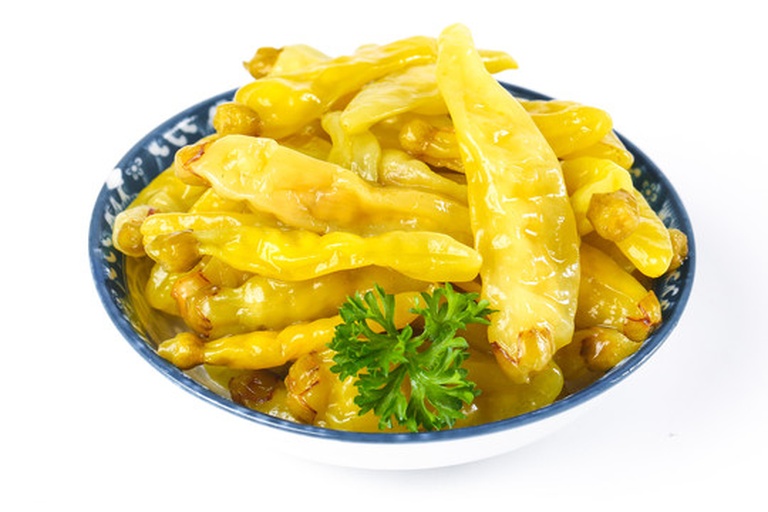 家庭自制剁椒成品展示,突出剁椒的红亮色泽与传统容器搭配,体现手工质感与饮食文化 玻璃罐中装满红亮的剁椒,旁边摆放 wooden 剁椒刀和瓷碗,背景为中式餐桌