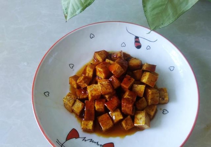 一碗淋满酱汁的豆腐脑,配料丰富,色泽诱人 豆腐脑