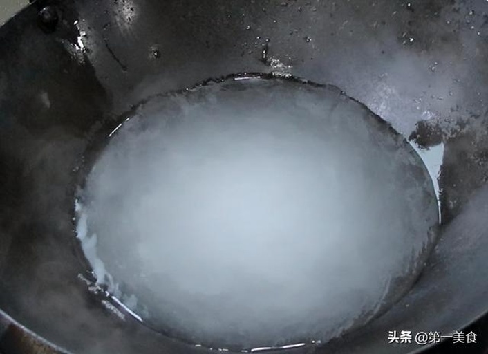 蒸锅足汽状态特写：掀开锅盖瞬间大量白色浓密蒸汽喷涌而出，水面上大泡密集翻滚，蒸格底部可见均匀水汽凝结层