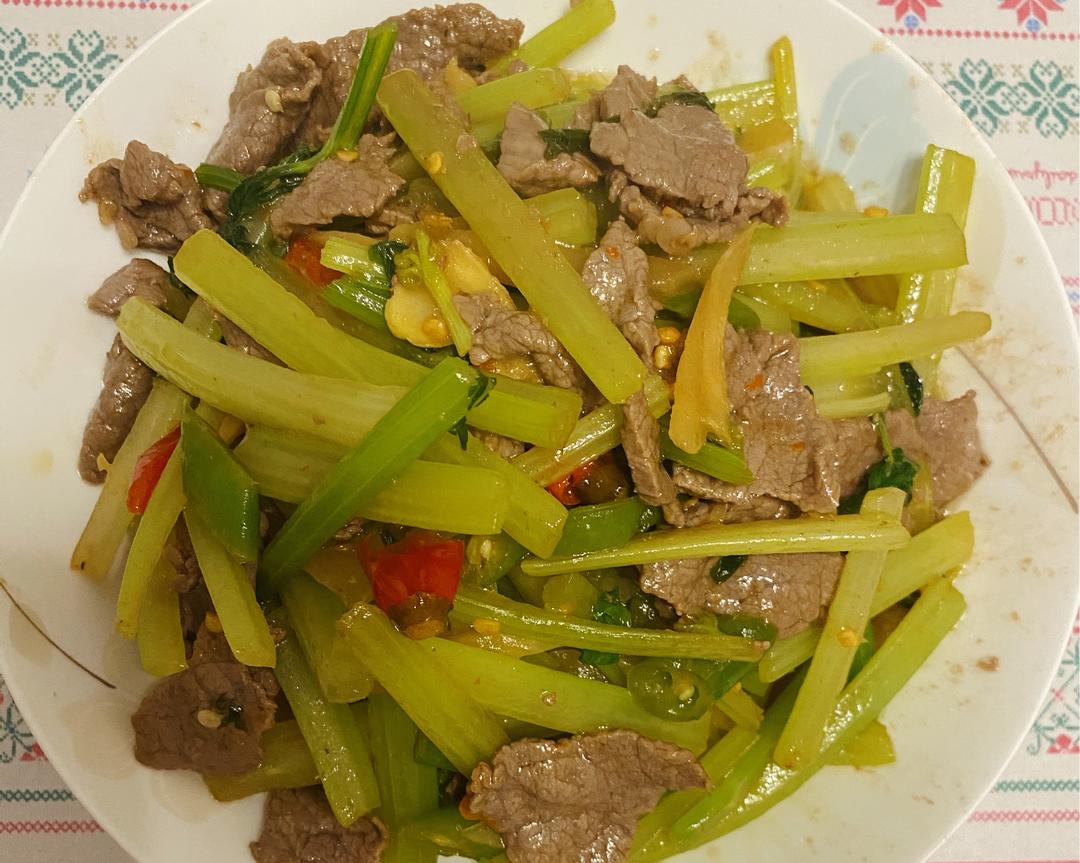牛肉炒芹菜成品图