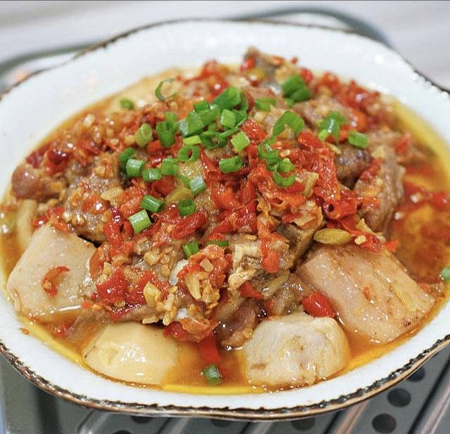 莲藕烧所需食材,包括白莲藕、五花肉、生姜、大蒜、干辣椒等 莲藕烧食材准备