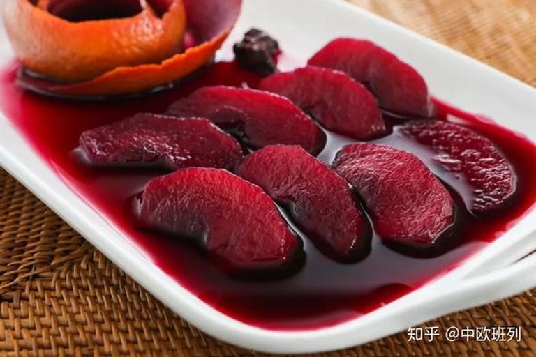酒酿小丸子烤梨最终成品摆拍——突出梨皮光泽、酒酿汁浓稠度、小丸子完整形态及天然配料分布 成品酒酿小丸子烤梨特写:琥珀色梨盅盛满晶莹酒酿汁,4颗雪白小丸子半浸其中,点缀红枸杞与金桂花瓣,蒸汽氤氲