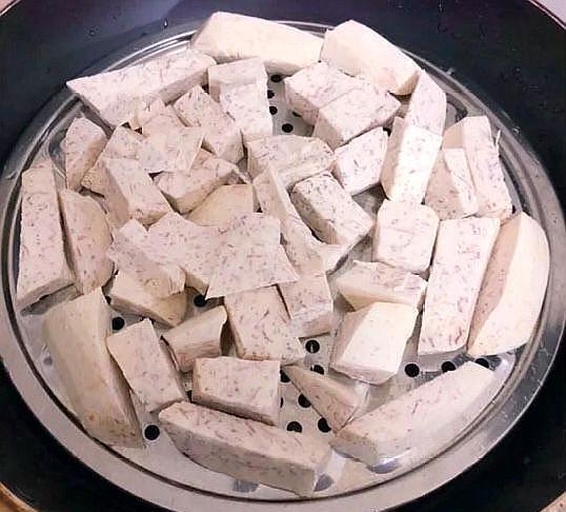 厨房中正在蒸煮芋头与香芋的场景