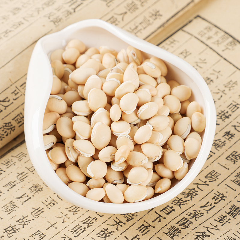 砂锅特写镜头,锅内汤汁微沸,可见腊排骨块与翠绿青豌豆共煮,蒸汽袅袅上升,背景虚化的灶台上摆放着姜葱等调料,体现传统烹饪氛围 炖煮过程图