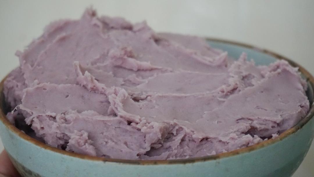 紫薯庄园川粉成品展示图,碗中川粉与紫薯泥层次分明,色泽诱人 紫薯庄园川粉成品图