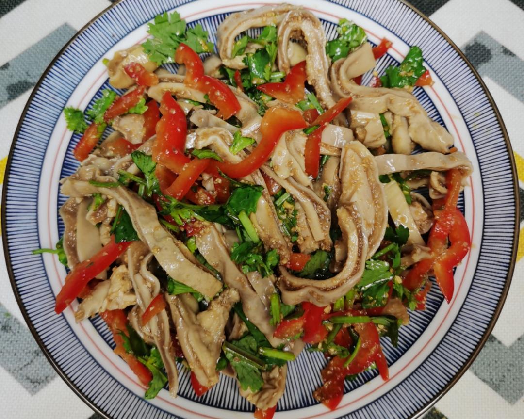 香芹猪耳朵制作食材展示图