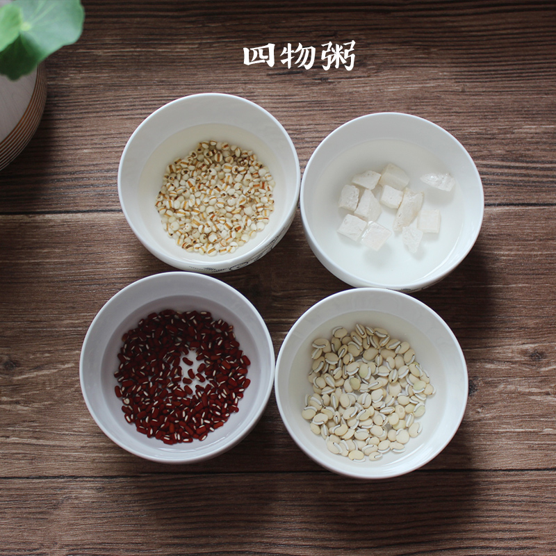 白扁豆薏米粥成品图,展示一碗温热的白色粥品,旁边放着木勺和中药材点缀 白扁豆薏米粥成品图