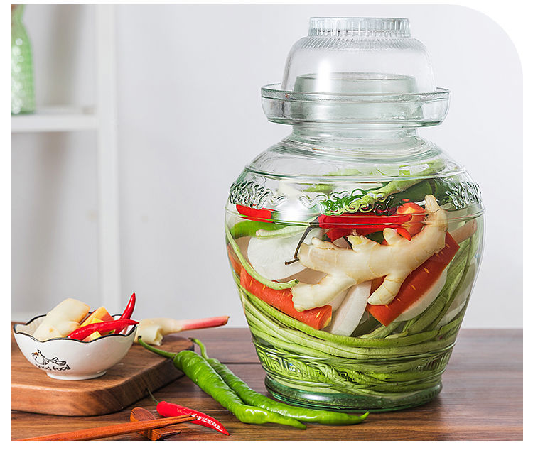 泡椒坛子中的红亮辣椒特写