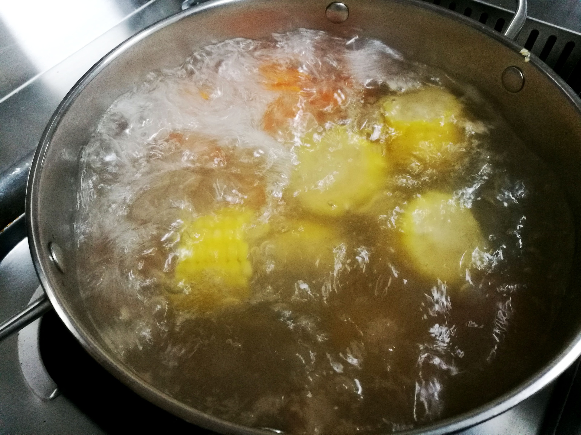 家庭厨房中正在翻炒牛肉荷兰豆的过程