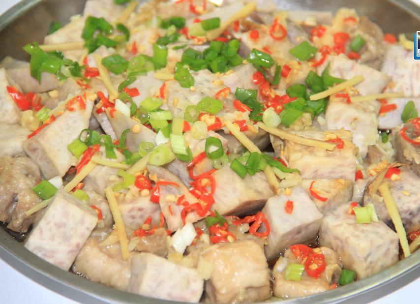 三种芋头菜品拼盘对比图：左为原味蒸芋头（洁白微透）、中为黄金芋泥（柔滑流心状）、右为芋头烧鸡（酱色油亮）