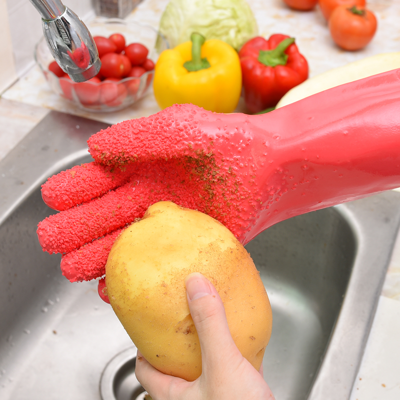 厨房中正在削去绿色土豆皮的场景