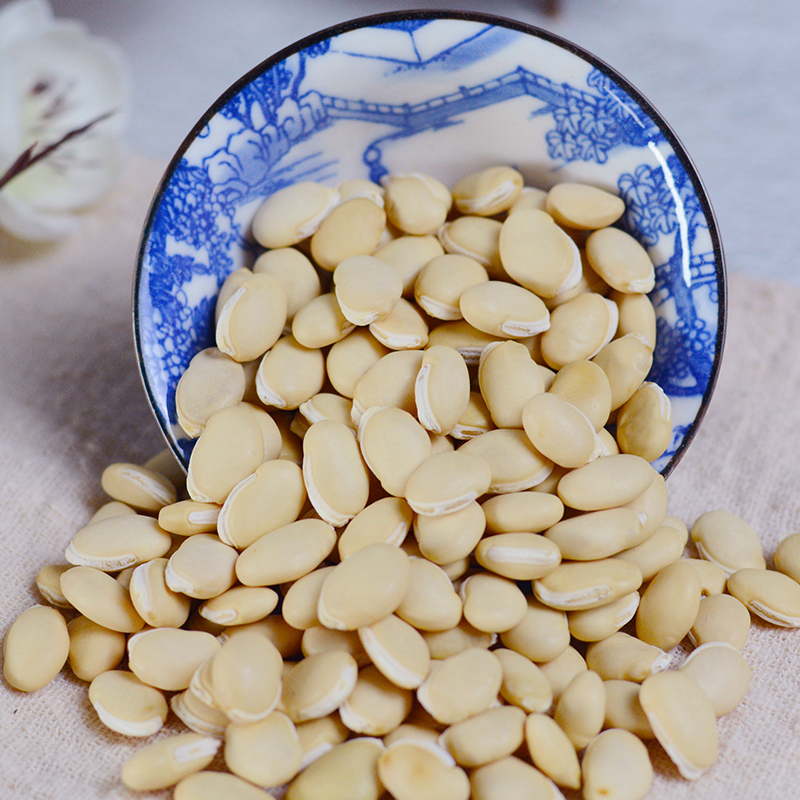 营养师在咨询台前向顾客讲解韭菜与豆沙的食用注意事项