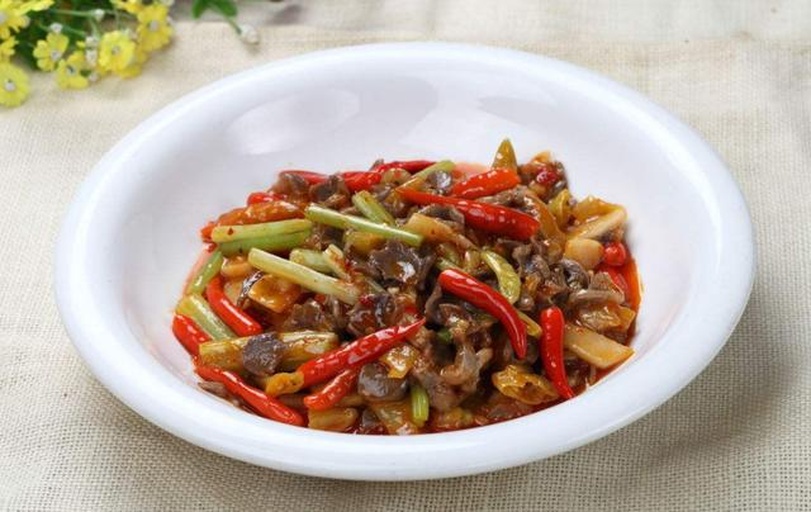 高清俯拍:不锈钢炒锅中红泡椒鸡胗成品,鸡胗呈琥珀色半透明状,红泡椒颗粒饱满油润,青蒜苗段分布均匀,可见细密锅气白雾,背景为木质料理台 红泡椒炒鸡胗特写:油亮鸡胗片与鲜红泡椒粒交织,青蒜苗翠绿分明,锅气升腾