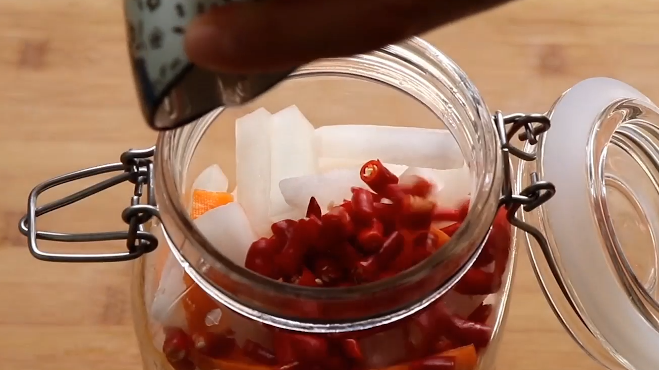 香脆椒装瓶腌制过程