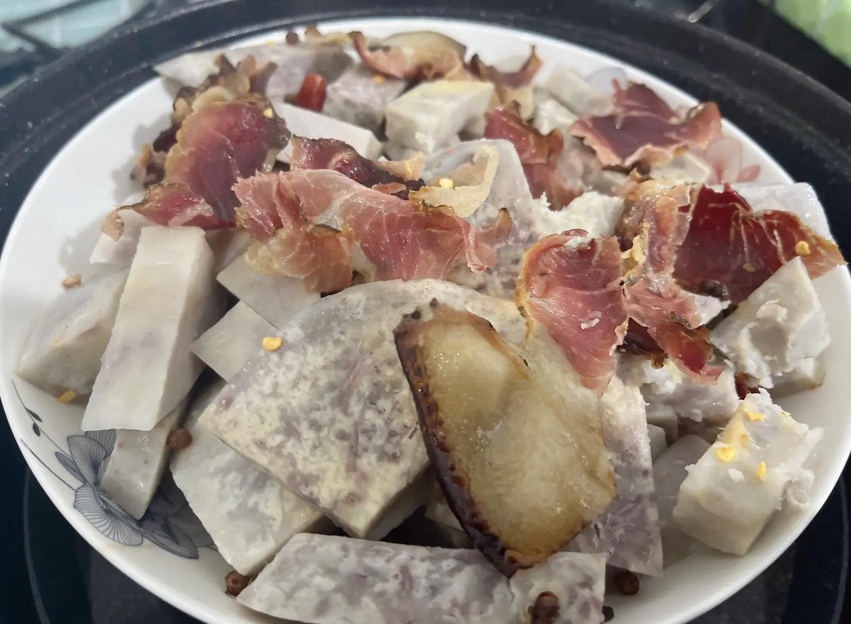 荔浦芋头蒸腊肉搭配米饭和青菜汤的餐桌场景,温馨家常,色彩和谐 荔浦芋头蒸腊肉搭配米饭的餐桌图