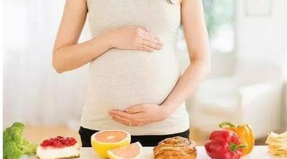 孕妇与家人共进健康餐食