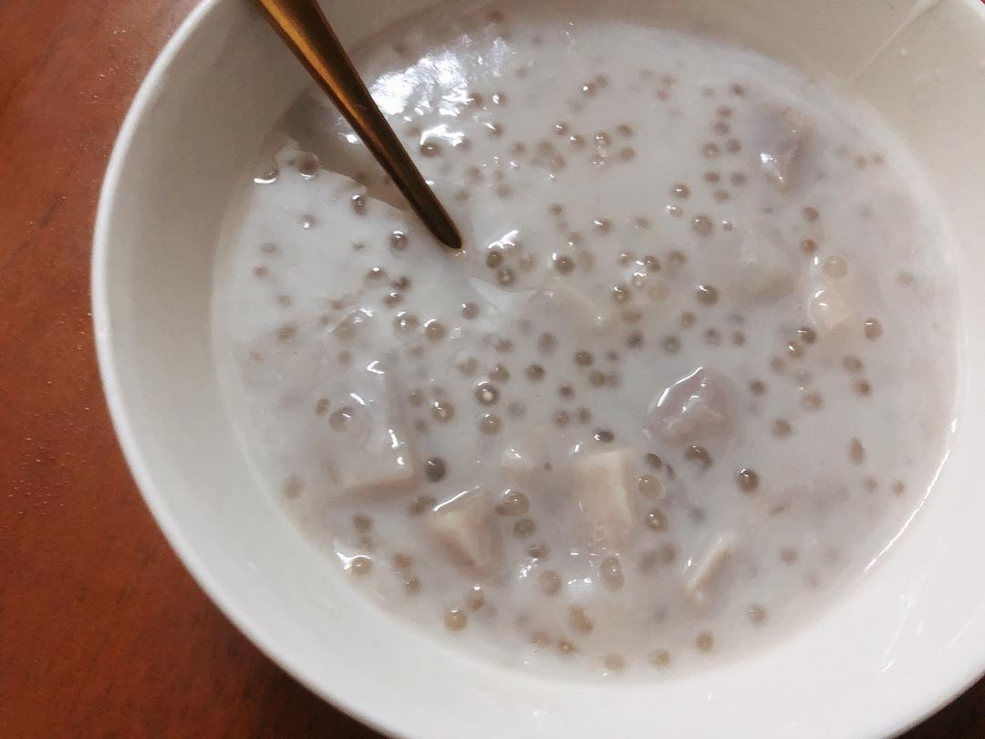一碗冰镇香芋西米露成品图,表面撒有椰丝,杯壁有水汽,呈现清凉感 香芋西米露成品图