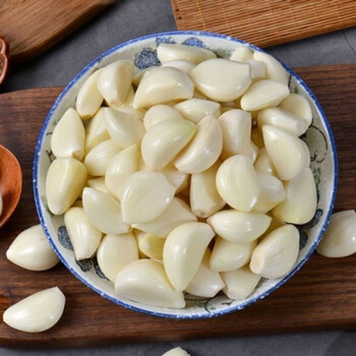 美食摆盘图：纯白骨瓷盘中盛放三道经典蒜香菜式——左为翡翠蒜蓉炒时蔬（芦笋+荷兰豆）、中为金黄蒜蓉粉丝蒸扇贝（扇贝肥美，粉丝吸饱蒜香油汁）、右为琥珀色蒜香红油凉拌豇豆，整体构图清新饱满，蒸汽氤氲