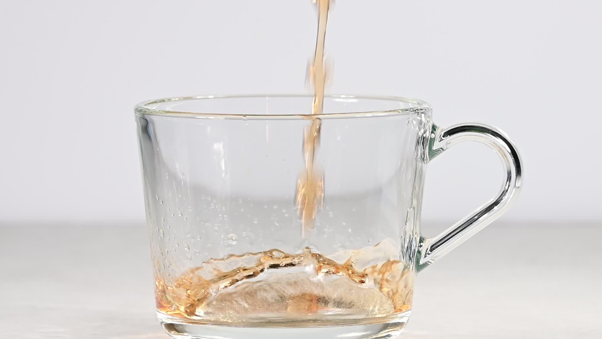 冲泡中的金丝皇菊茶