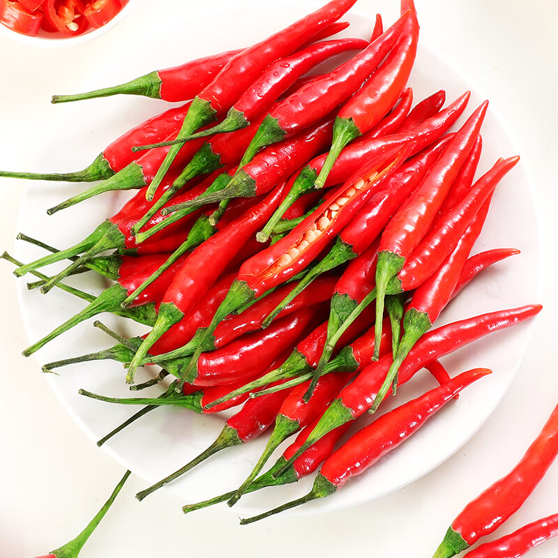 厨房中使用新鲜圆椒进行料理的场景