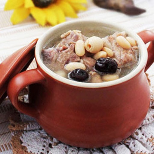 一碗盛满的粉葛蚝豉猪骨汤特写,汤色清亮呈琥珀色,可见完整的粉葛块、黑色蚝豉和骨段,撒有少许葱花点缀,旁边配瓷勺与木托盘,体现传统中式养生汤的精致呈现 成品汤品摆盘效果