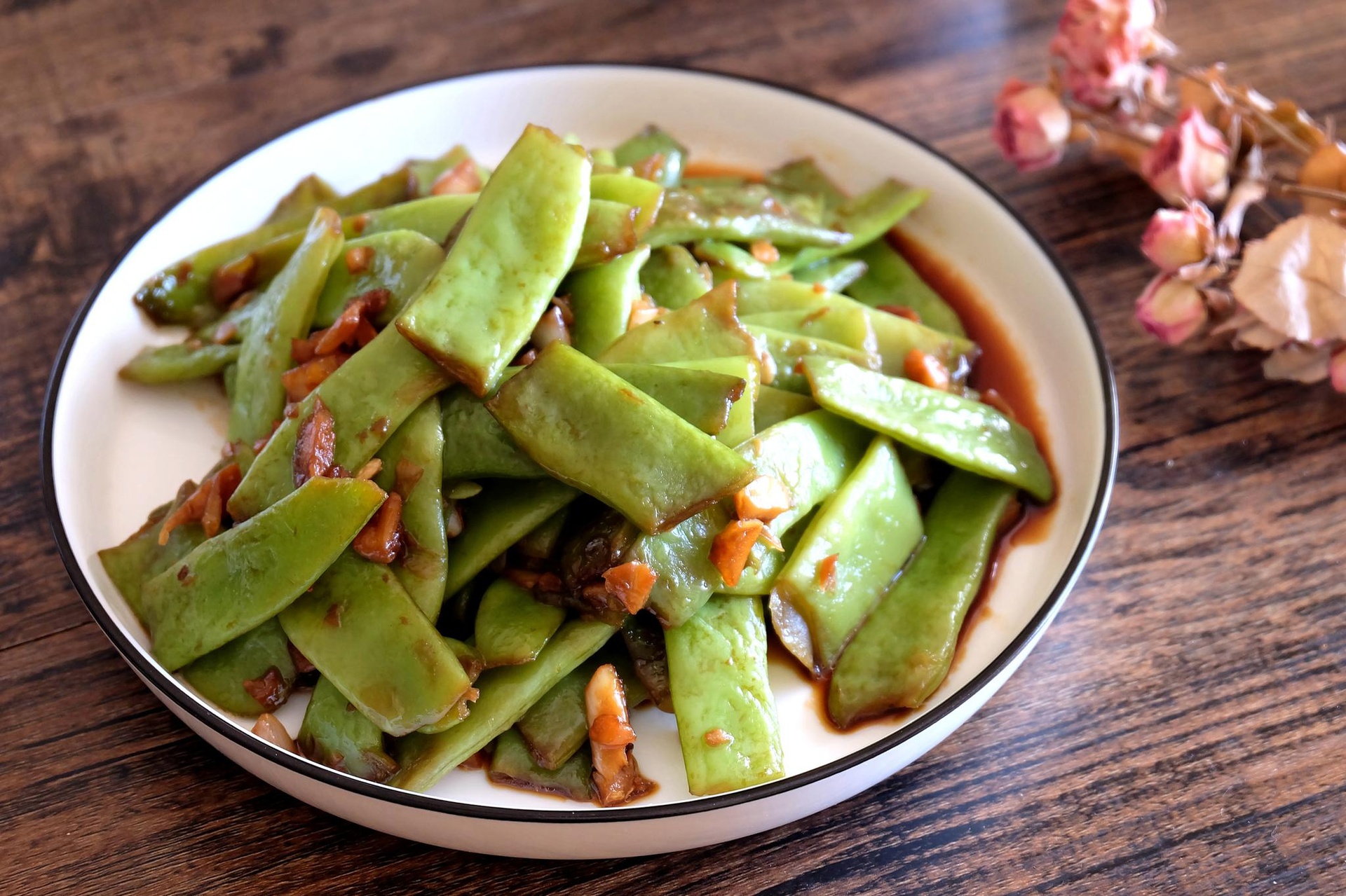 锅中扁豆正在翻炒,香气四溢,锅边可见香料与调料 五香扁豆翻炒过程