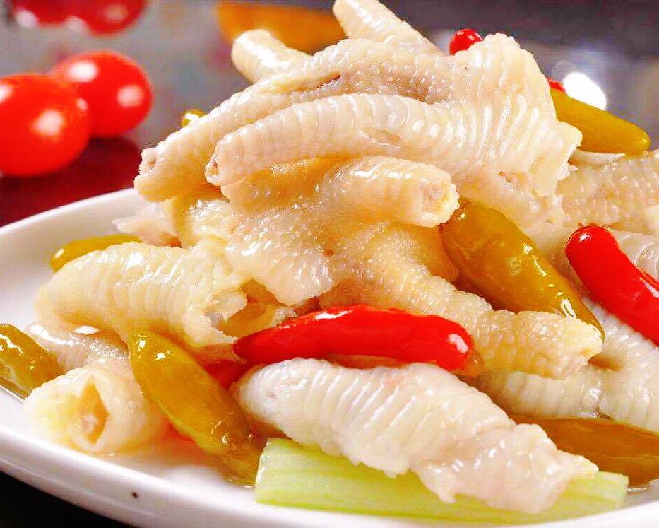 展示一碗泡椒凤爪成品,色泽红亮,鸡爪饱满,泡椒与调料清晰可见 泡椒凤爪成品展示图