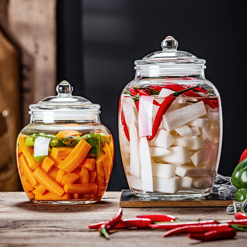 玻璃罐中盛放着乳白色至淡紫色的腌制胡葱,整齐排列,液体透明略带黄色,周围摆放新鲜胡葱和辣椒段,背景为木质厨房台面,体现家庭腌制场景 腌制胡葱成品展示