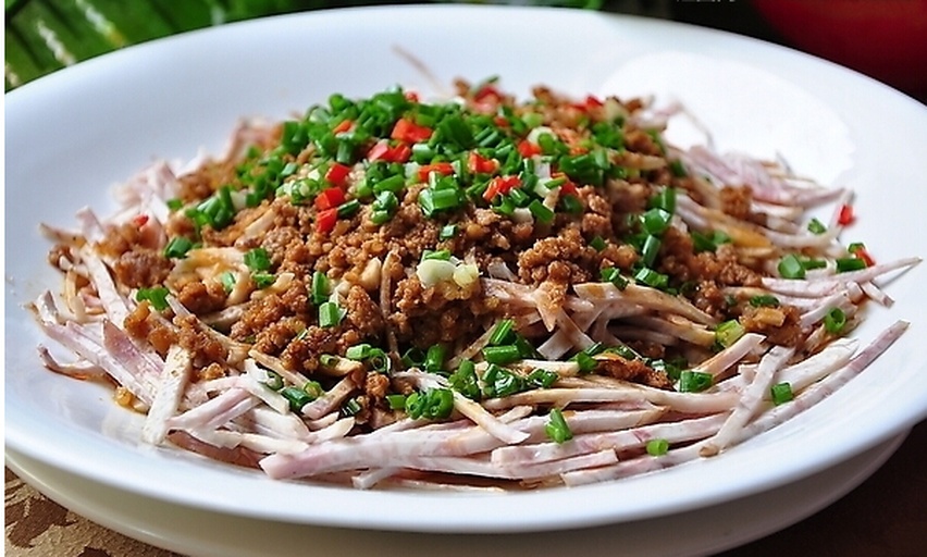 餐桌上摆放三小碟香芋丝不同吃法:一碟原味撒葱花,一碟干锅炒香配腊肠,一碟浇汁版本,背景有筷子与瓷碗,体现家庭用餐氛围 香芋丝多种吃法拼图展示