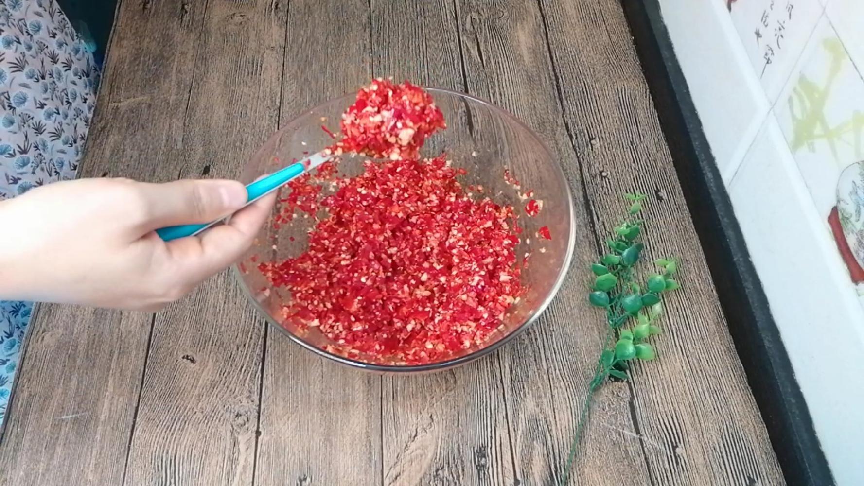 厨师正在处理超级辣椒的场景