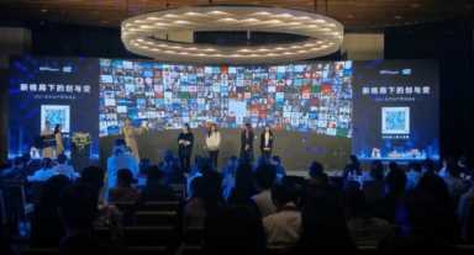 年轻人在公众场合演讲表情自然