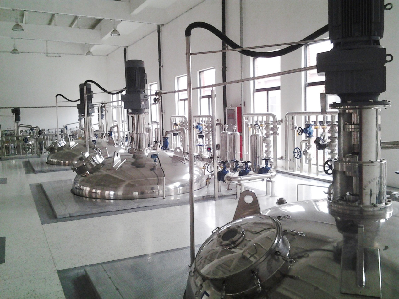 现代化植物提取工厂内部