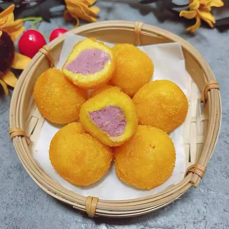 展示芋头与南瓜混合制作的甜品,如芋泥南瓜糕,色彩金黄,口感细腻 芋头南瓜甜品图