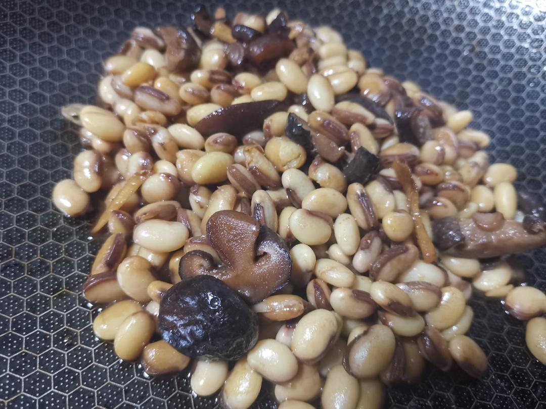 油菜和平菇怎么做好吃 - 翻炒过程图