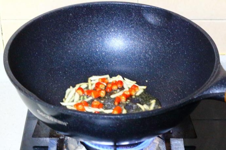 展示肉丝与子姜丝在锅中翻炒的动态过程 金姜肉丝炒制过程图