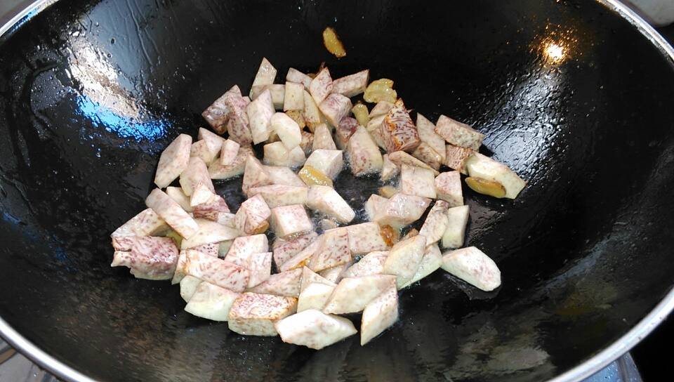 芋头切片焯水过程