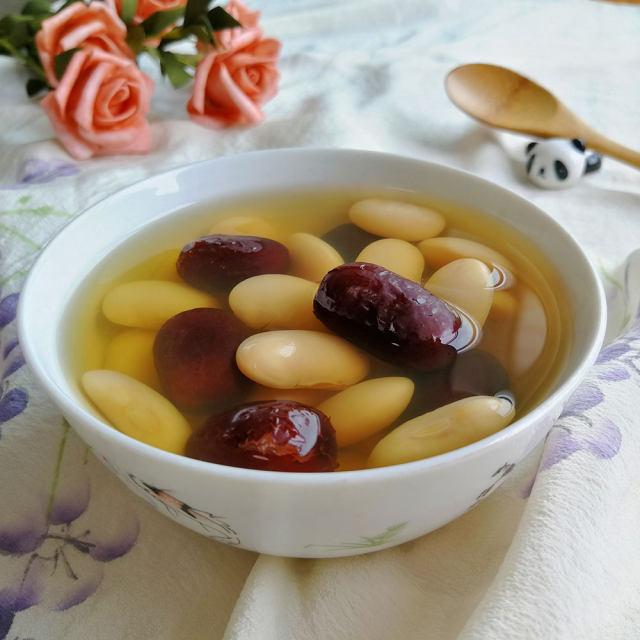 椴木银耳与红枣枸杞搭配的养生汤品