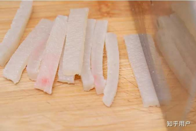 白萝卜切面呈现淡蓝色的特写照片