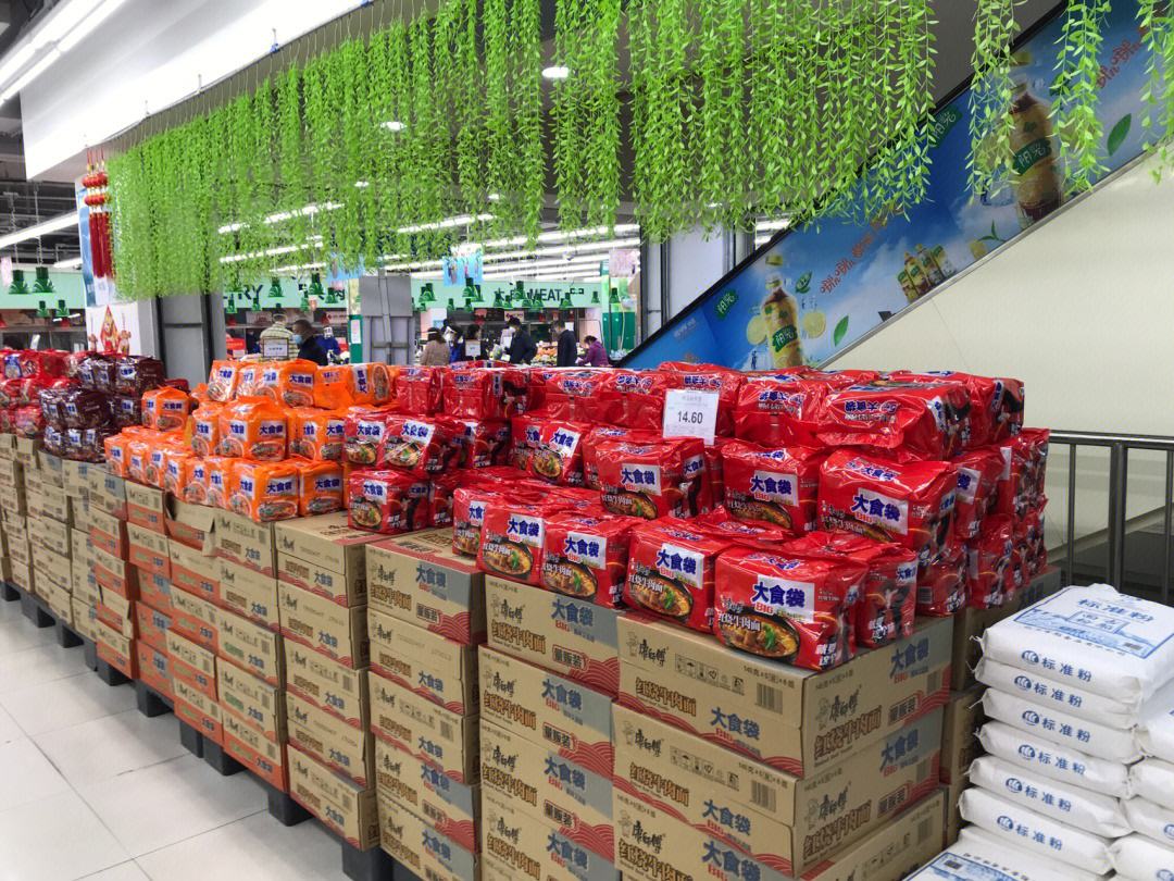 超市货架上陈列的不同类型小麦面粉产品，含普通、高筋、全麦及绿色认证包装