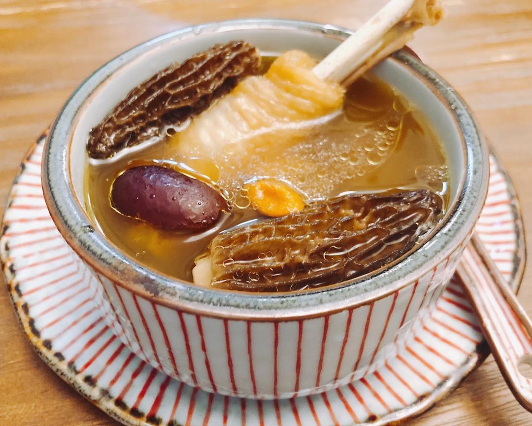 成品羊肚菌炖鸡汤特写