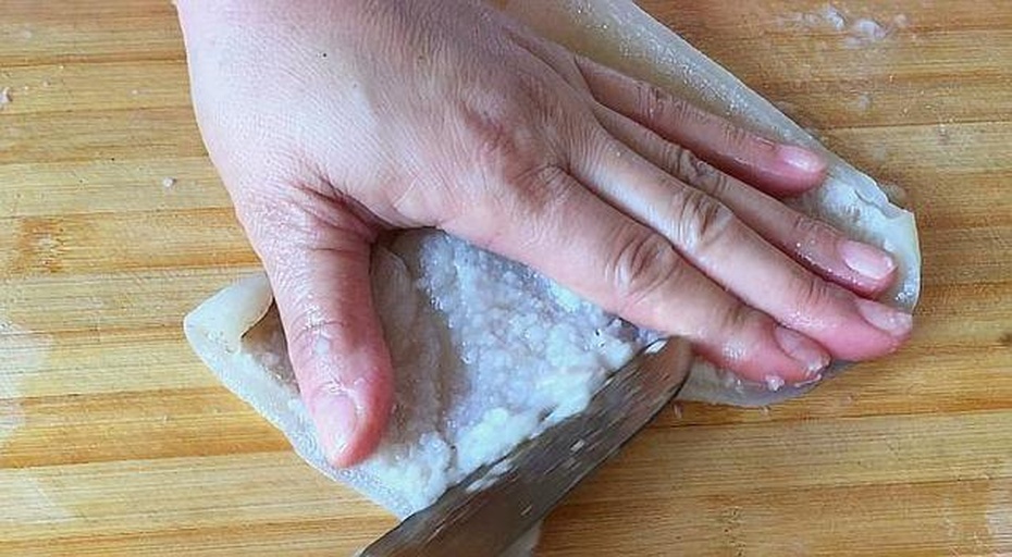 男性在家庭厨房环境中准备健康马铃薯料理,动作自然,展现日常饮食场景,突出食材处理过程 一位男性在厨房中将煮熟的带皮马铃薯切成薄片,准备加入沙拉碗中,旁边放有橄榄油瓶和新鲜香草