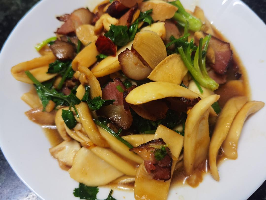 平菇炒腊肉成品图