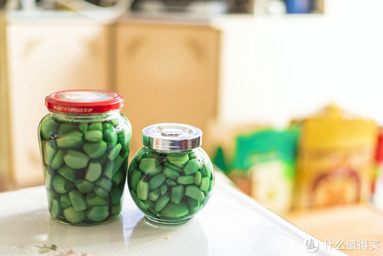 家庭厨房中正在腌制腊八蒜的玻璃罐